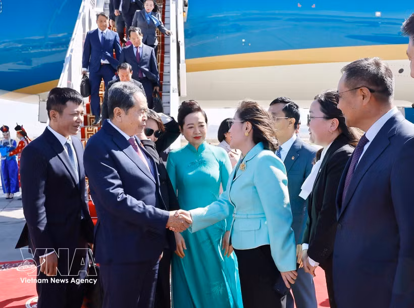 Le président de l’Assemblée nationale du Vietnam Tran Thanh Man et son épouse Nguyen Thi Thanh Nga sont arrivés le 9 septembre à Oulan-Bator pour une visite officielle en Mongolie. Photo : VNA