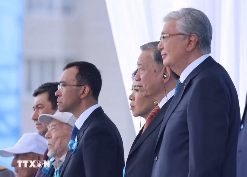 Le secrétaire général du Parti To Lam (2e à droite) et son épouse assistent à la parade militaire au Kazakhstan. Photo : VNA