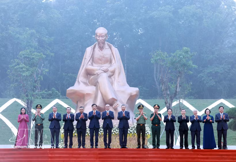 La cérémonie marquant l’inauguration de la statue « Oncle Ho avec la nation en fête ». Photo : VNA