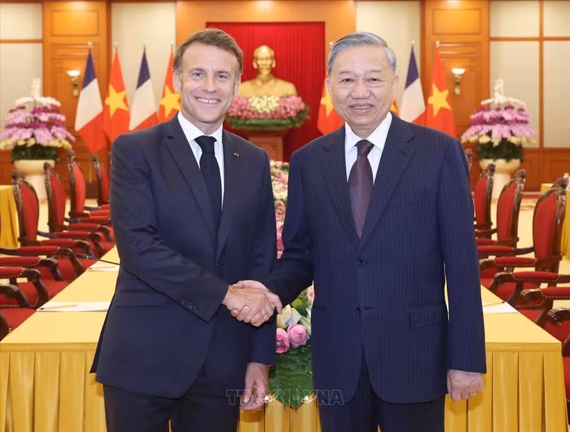 Le secrétaire général du Parti To Lam (droite) et le président français Emmanuel Macron à Hanoï en mai 2025. Photo : VNA