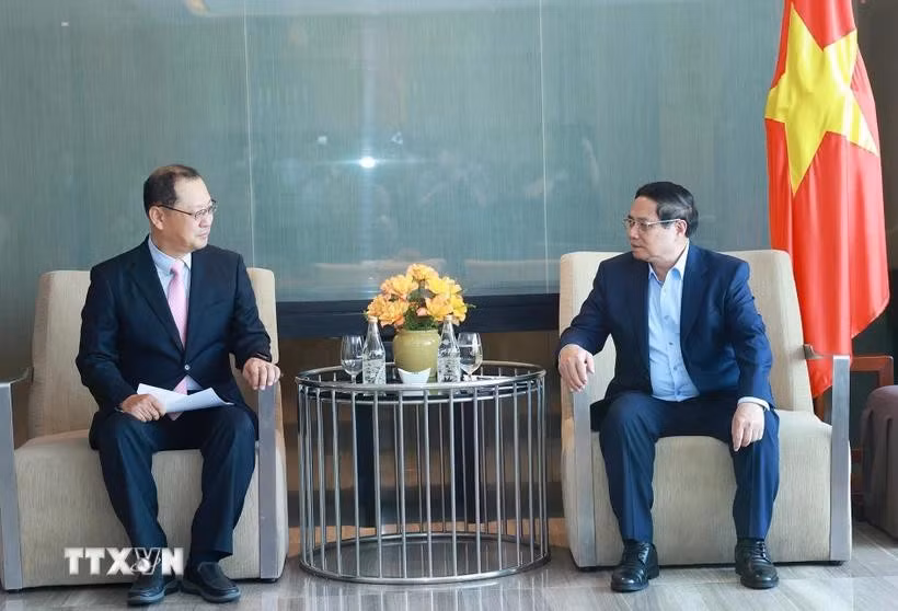 Le Premier ministre Pham Minh Chinh (droite) travaille avec le dirigeant de la Société à responsabilité limitée Hyosung Vina. Photo : VNA