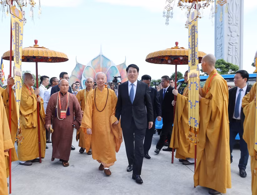 Le président Luong Cuong et le grand Vénérable Thich Tri Quang, patriarche suprême du Conseil de patronage de la Sangha bouddhiste du Vietnam. Photo : VNA