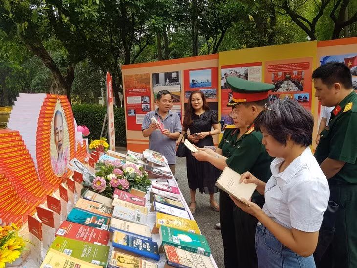 Les visiteurs lisent des livres sur le Président Hô Chi Minh. Photo: Ngoc Anh/VOV5