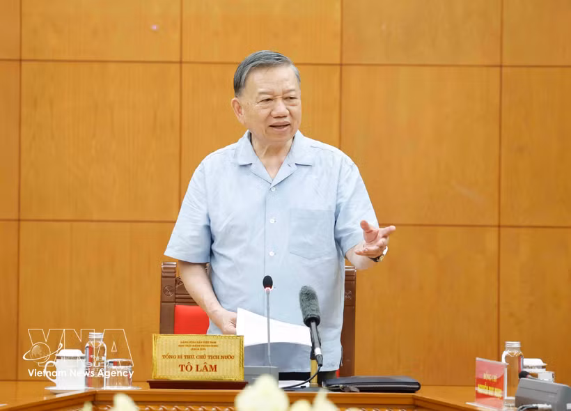 Le secrétaire général du Parti et président To Lam préside une réunion consacrée au développement de l'industrie maritime nationale. Photo : VNA