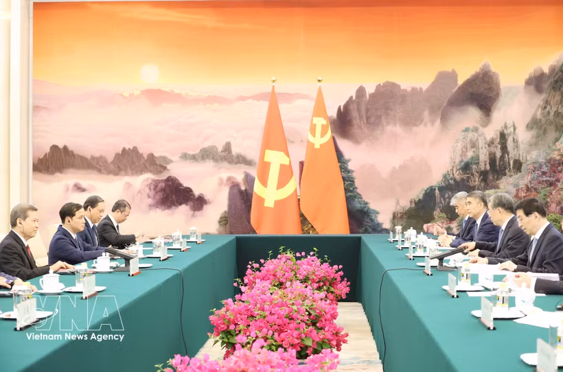 La rencontre entre les dirigeants vietnamien Le Minh Tri et chinois, Wang Huning. Photo : VNA