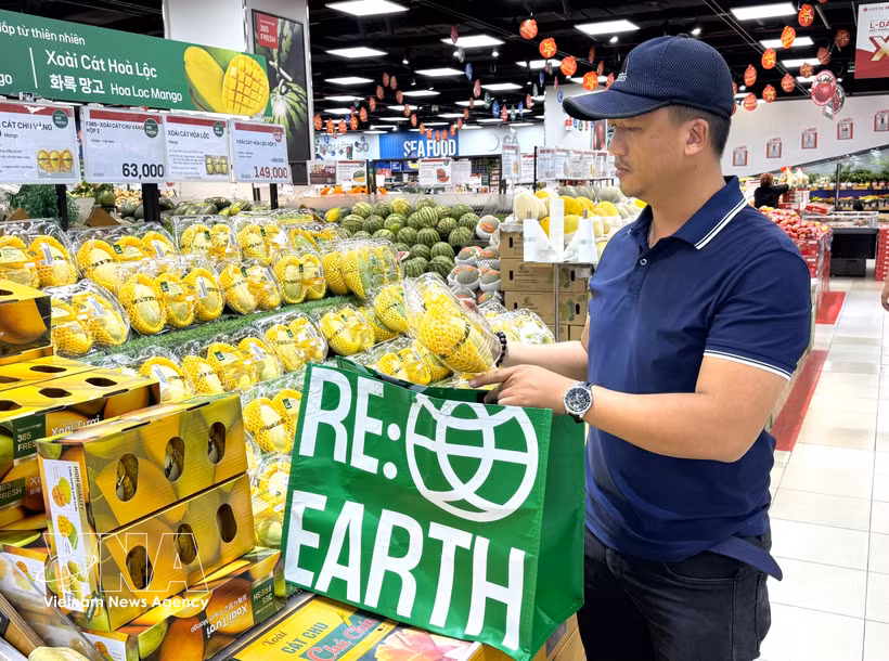 Selon PwC Vietnam, 69 % des consommateurs vietnamiens sont prêts à payer davantage pour des aliments afin de contribuer à la protection de l’environnement. Photo . VNA