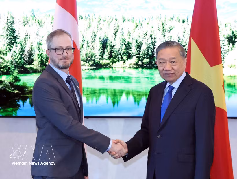 Le secrétaire général du Parti communiste du Vietnam et président de la République, To Lam (droite) et le secrétaire général du Parti communiste du Canada, Drew Garvie. Photo : VNA