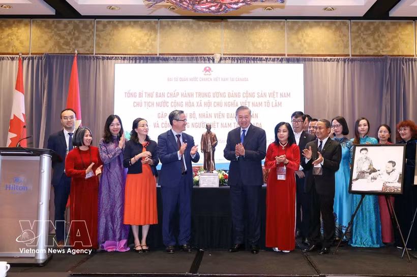 Le secrétaire général et président To Lam offre une statue du Président HO Chi Minh à l'ambassade et à la communauté vietnamienne du Canada. Photo : VNA