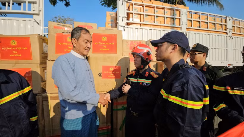 Le Vietnam livre trois tonnes de matériel d'aide aux victimes du séisme au Myanmar
