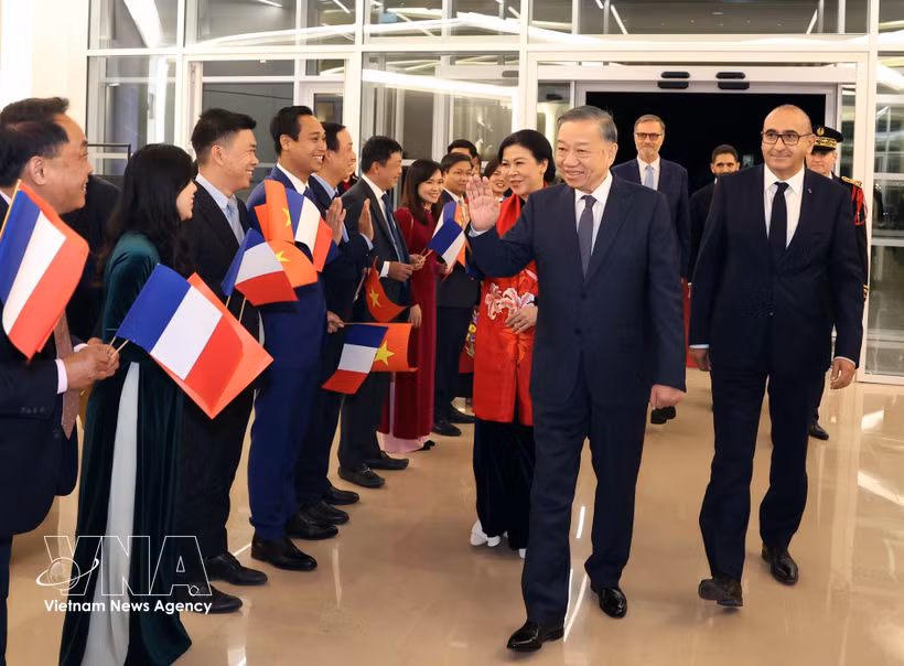 Les cadres et employés de l’ambassade, ainsi que la communauté vietnamienne en France, accueillent le dirigeant To Lam et son épouse. Photo : VNA