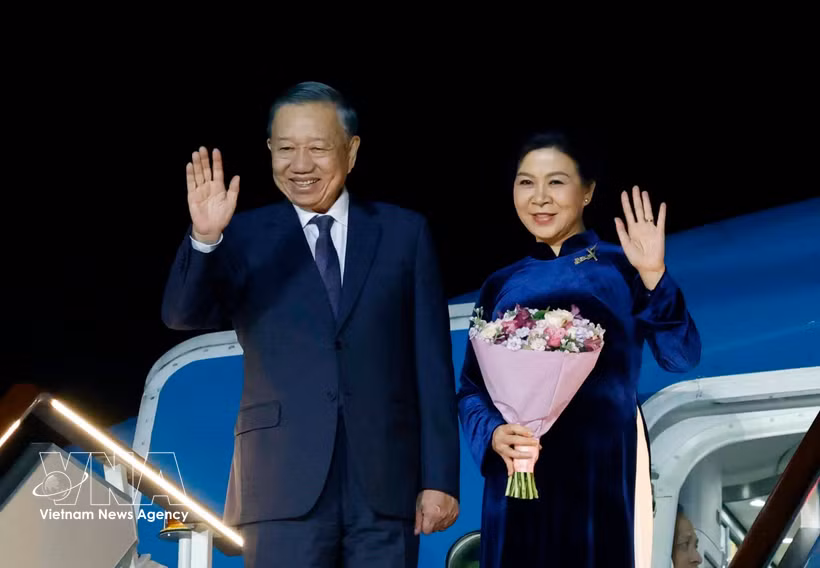Le secrétaire général et président To Lam et son épouse quittent Moscou pour poursuivre leur voyage vers Paris. Photo : VNA