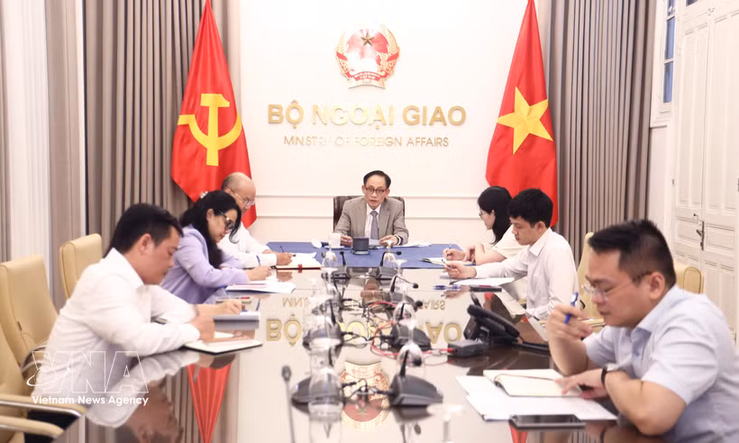 Le ministre vietnamien des Affaires étrangères Le Hoai Trung s’est entretenu par téléphone avec son homologue canadienne Anita Anand. Photo : VNA