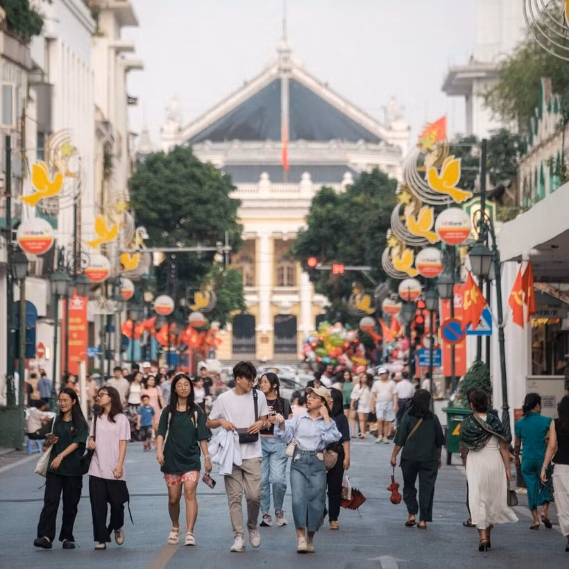 Des touristes étrangers dans la rue Trang Tien à Hanoï. Photo : VNA
