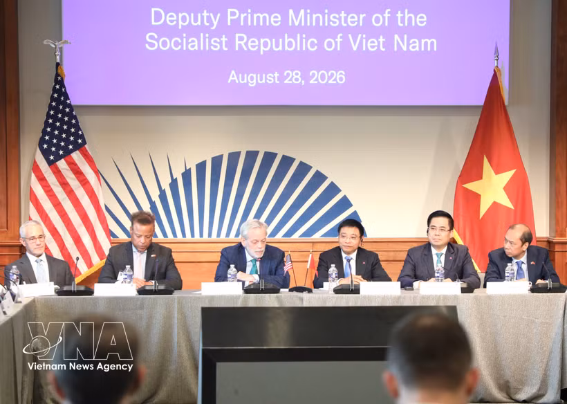 Le vice-Premier ministre Nguyen Van Thang (centre) participe à une table ronde et rencontre des représentants d’une soixantaine d’entreprises, de groupes, d’institutions financières et d’investisseurs américains. Photo : VNA