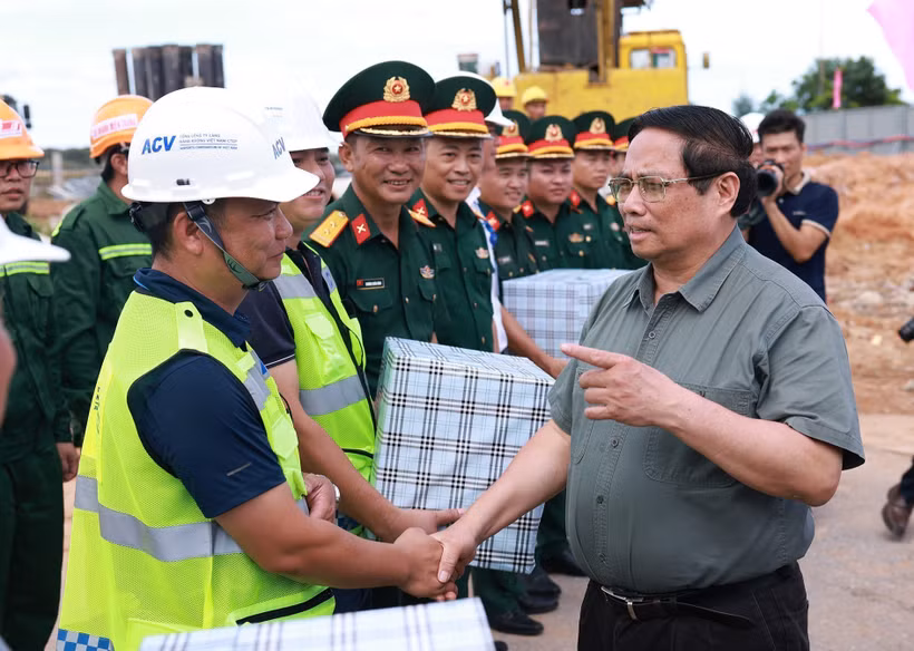 Le Premier ministre Pham Minh Chinh rencontre et offre des cadeaux aux unités de construction du terminal passagers T2 de l'aéroport de Dong Hoi. Photo : VNA