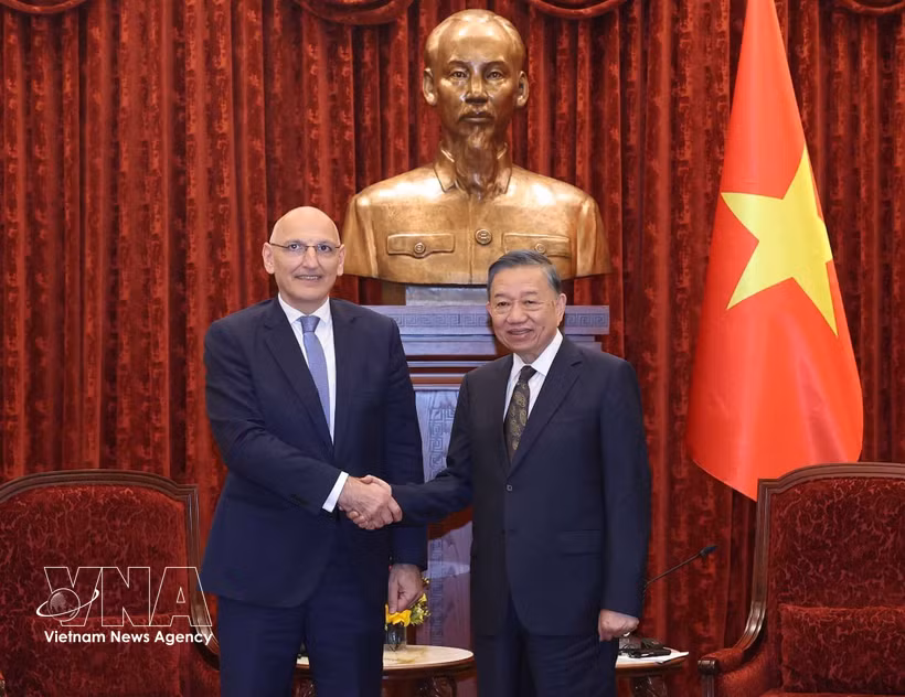 Le secrétaire général du Parti communiste du Vietnam et président de la République, To Lam (droite), a reçu Elchin Amirbayov, envoyé spécial du président de la République d’Azerbaïdjan, en visite de travail au Vietnam. Photo : VNA