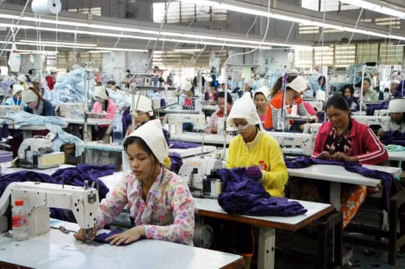 Dans un atelier de textile et d'habillement au Cambodge. Photo : VNA
