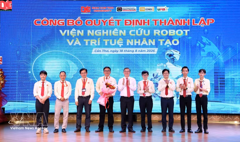 Les dirigeants de l’Institut de recherche en robotique et en intelligence artificielle DNC. Photo : VNA