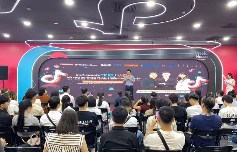 La formation à l’entrepreneuriat numérique intitulé "L'entrepreneuriat à millions de vues – Soutenir 20 millions de jeunes dans la création d'entreprise", organisée à Hanoï. Photo : nhandan.vn