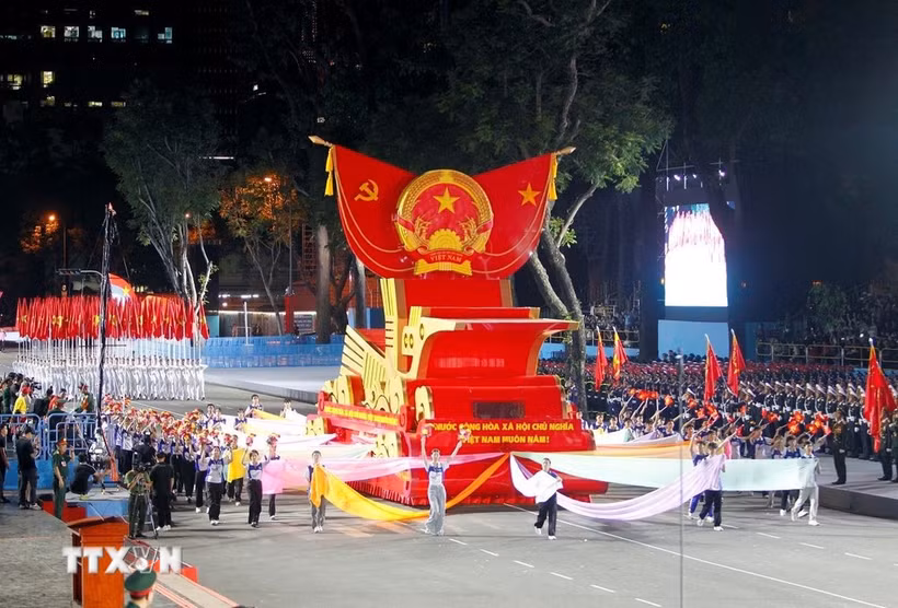 Défilé de chars arborant l'emblème national du Vietnam lors de la deuxième répétition du défilé le 25 avril 2025. Photo : VNA