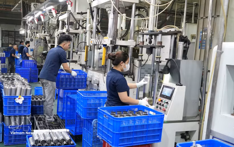 Ligne de production de la société par actions Thang Long Packaging Production and Import-Export dans le quartier de Tu Son, Bac Ninh. Photo : VNA