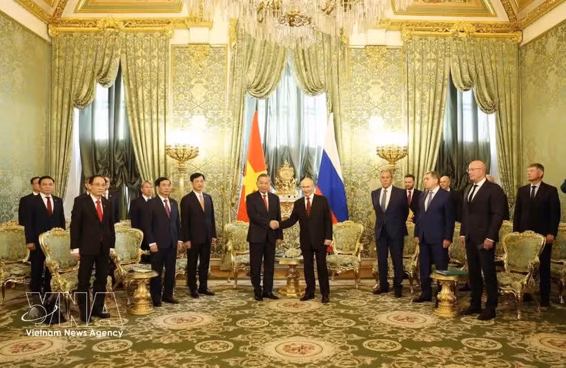 Le secrétaire général du Comité central du Parti communiste vietnamien et président To Lam rencontre le président russe Vladimir Poutine à Moscou le 9 septembre 2026. Photo : VNA