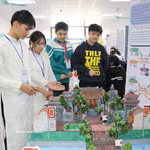 Projets d’élèves présentés lors d’un concours scientifique et d’une journée STEM à Ninh Binh, en janvier 2026. Photo : VNA
