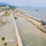 La province de Thanh Hoa accélère les travaux de construction sur les digues et ouvrages de protection importants. Photo : VNA
