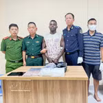 Izuchukwu Calistus Odionye a été arrêté alors qu’il réceptionnait un colis contenant 2 kg de substances suspectées d’être de la méthamphétamine et deux pains suspectés d’être de l’héroïne. Photo : VNA