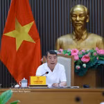 Le Premier ministre Le Minh Hung préside une réunion avec les responsables du ministère de l’Éducation et de la Formation et d’autres ministères et secteurs sur le développement de l’éducation et de la formation. Photo : VNA