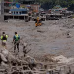 Les secouristes recherchent des victimes après les inondations et les glissements de terrain à Nuwakot, au Népal, le 27 août 2026. Photo : Xinhua/VNA