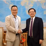 Le vice-Premier ministre Ho Quoc Dung et le professeur Nguyen Van Tam, responsable du Département d’informatique, de données et d’intelligence artificielle de l’Institut Polytechnique de Paris (IP Paris). Photo : Portail d’information électronique du gouvernement