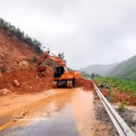 Le 23 août, les autorités de Ba Che (Quang Ninh) dégagent les routes après le retrait des eaux. Photo : VNA