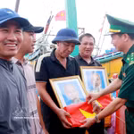 La Fédération et le Commandement provincial des gardes-frontières ont remis aux pêcheurs 400 drapeaux nationaux et 120 portraits du Président Hô Chi Minh. Photo: VNA