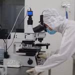 Le laboratoire de technologies des semi-conducteurs du Centre de recherche et de développement du Parc de haute technologie de Ho Chi Minh-Ville est doté d’équipements modernes. Photo : VNA