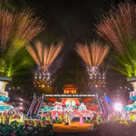 Le spectacle artistique comprenait un feu d'artifice spectaculaire. Photo : VNA
