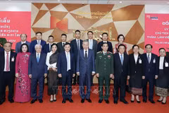 Le président To Lam (premier rang, au milieu) et des responsables et employés de Star Telecom. Photo : VNA