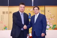 Le Premier ministre Pham Minh Chinh et un dirigeant de KIFA. Photo: VNA