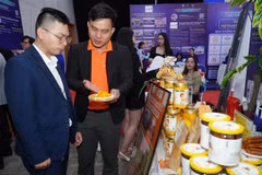 Présentation de produits à un partenaire dans le cadre du programme. Photo: VNA
