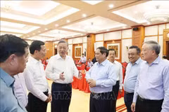 Le secrétaire général du Parti communiste du Vietnam (PCV), To Lam (2e à partir de la gauche), et des délégués lors de la séance de travail. Photo: VNA
