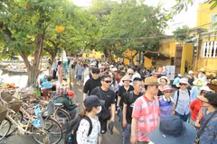 Visiteurs sud-coréens à Hoi An lors des vacances du 30 avril et du 1er mai. Photo: baoquangnam.vn