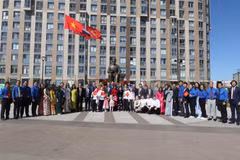 Des Vietnamiens devant la statue du Président Ho Chi Minh à Saint-Pétersbourg. Photo: VNA