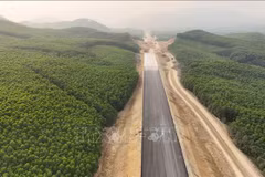 Grâce à un bon travail de dégagement des sites, le tronçon du projet d'autoroute Nord-Sud traversant Ha Tinh a été accéléré. Photo: VNA