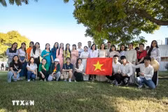 Les stagiaires vietnamiens lors de la cérémonie de remise des diplômes. Photo: VNA