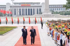 le secrétaire général du Comité central du PCC et président chinois, Xi Jinping, et le secrétaire général du Comité central du PCV et président vietnamien, To Lam, lors de la cérémonie d'accueil officielle. Photo: VNA