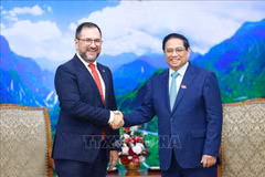 Le Premier ministre Pham Minh Chinh (droite) et le ministre vénézuélien des Affaires étrangères, Yván Gil Pinto. Photo: VNA