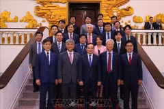 Le vice-Premier ministre Tran Luu Quang (premier rang, au milieu) et la délégation d'entreprises sud-coréennes. Photo: VNA