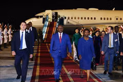 Cérémonie d'accueil du président bissau-guinéen, Umaro Sissoco Embaló, et de son épouse, à l’aéroport international de Noi Bai à Hanoï. Photo: VNA