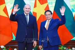 Le Premier ministre Pham Minh Chinh (droite) et le président bulgare, Roumen Radev. Photo: VNA