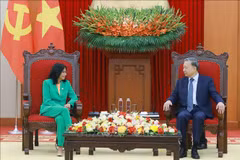Le secrétaire général du Parti communiste du Vietnam (PCV), To Lam, et Delcy Rodriguez Gomez, vice-présidente permanente du Venezuela et membre du Politburo du Parti socialiste unifié du Venezuela (PSUV). Photo: VNA